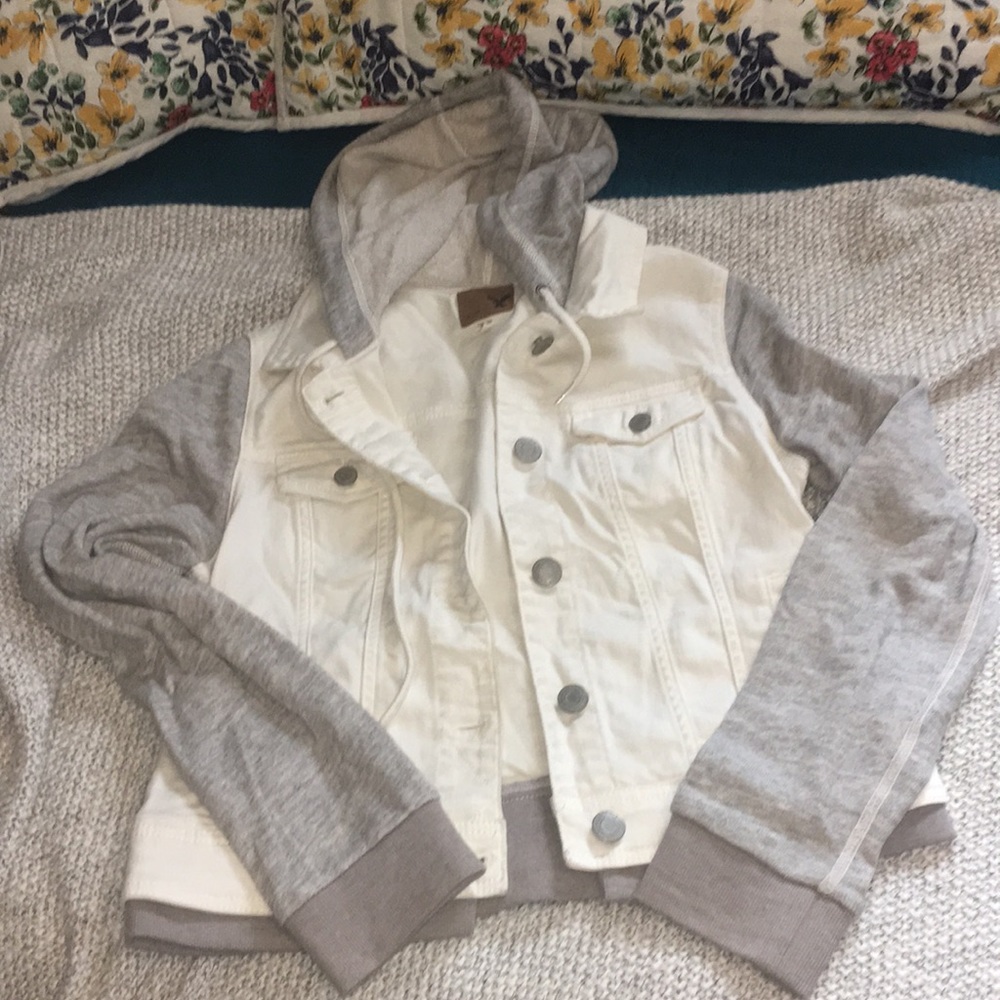 AEOgrey sweatshirt-lined white hooded jean jacked